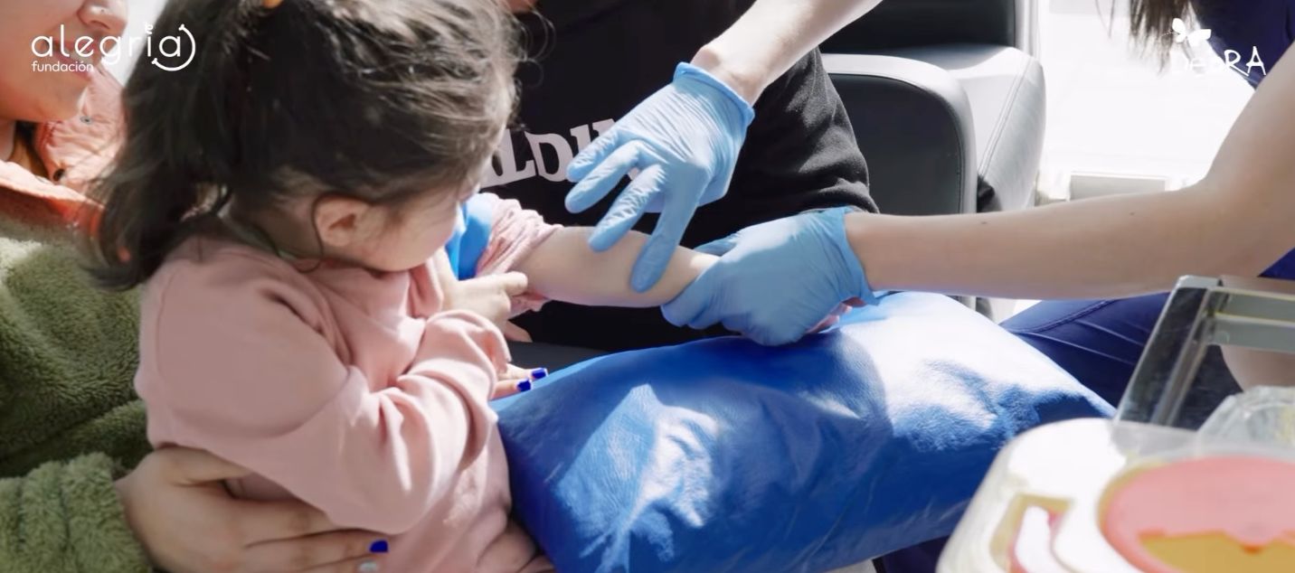 Pilar Matte y Fundación Alegría entregan apoyo a niños y jóvenes que viven con piel de cristal,